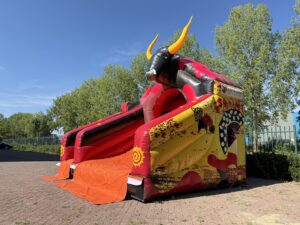 Compact glijbaan stier